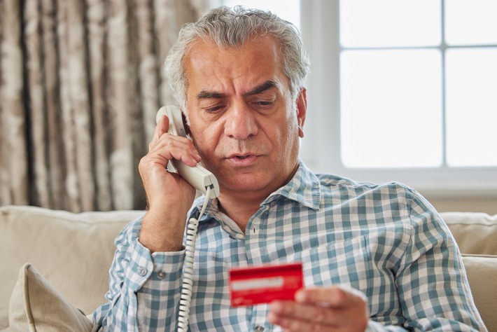Mature Man At Home Giving Credit Card Details On The Phone / Weiterer Text über ots und www.presseportal.de/nr/64713 / Die Verwendung dieses Bildes für redaktionelle Zwecke ist unter Beachtung aller mitgeteilten Nutzungsbedingungen zulässig und dann auch honorarfrei. Veröffentlichung ausschließlich mit Bildrechte-Hinweis.