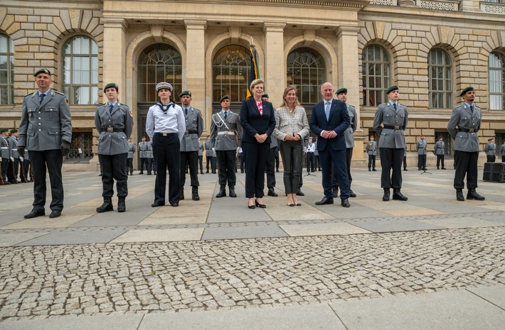Feierliches Gelöbnis der Bundeswehr vor dem Abgeordnetenhaus von Berlin