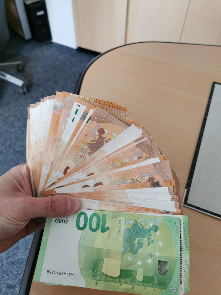 POL-HM: Ehrlicher Finder gibt 4000,00 Euro Bargeld ab