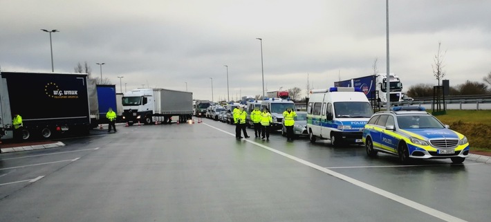 POL-FL: A7 - Jalm: Schwerlastkontrolle auf der Autobahn