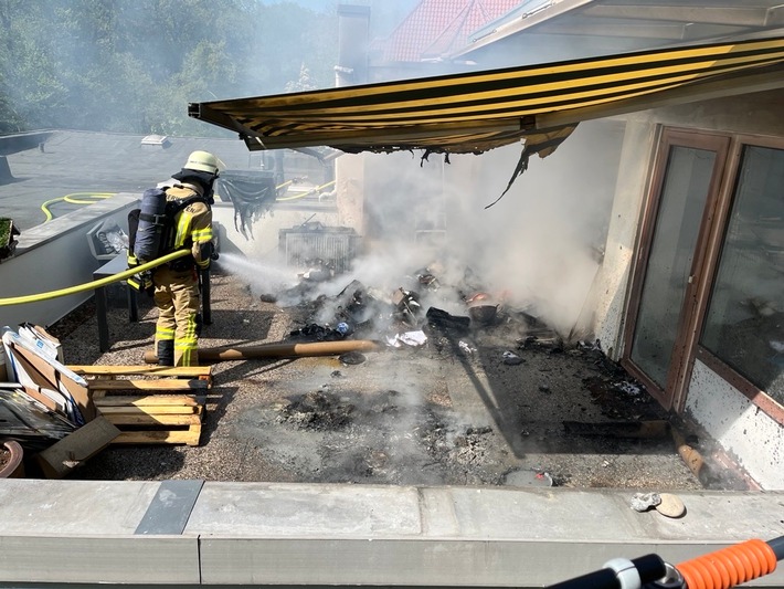 FW Bremerhaven: Brand auf Dachterrasse in Speckenbüttel - Schnelles Eingreifen verhindert Ausbreitung