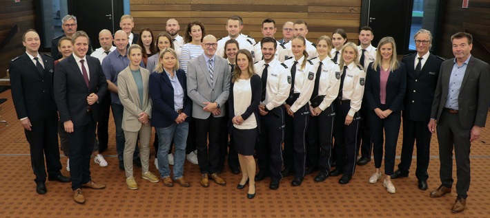 POL-EU: 21 neue Polizeibeamtinnen und Polizeibeamte für den Kreis Euskirchen begrüßt