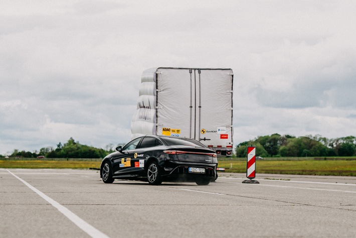 ADAC Test zeigt: Gesetzlich vorgeschriebener Lkw-Unterfahrschutz nahezu wirkungslos / Zulassungsvoraussetzungen nicht ausreichend / Notbremsassistent am Stauende hilft nur bedingt