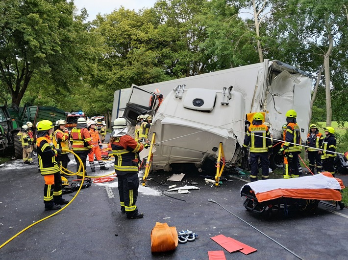 FW-ROW: Verkehrsunfall zwischen Lkw und landwirtschaftlichem Gespann