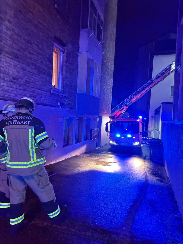 FW Stuttgart: -Akku brennt auf Balkon -Feuerwehr verhindert durch schnelles Eingreifen Ausbreitung auf weitere Wohnungen