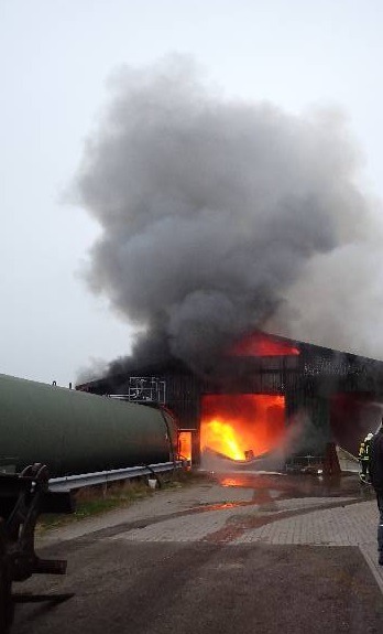 POL-ROW: Lagerhalle in Flammen