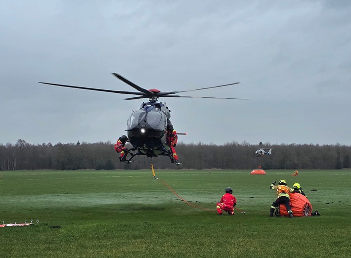 ZPD-H: Erfolgreiche Vegetationsbrandbekämpfungsübung in Westerloy Rotorengeräusche über Feldern und Wäldern, Wasseraufnahmen aus nahegelegenen Gewässern und präzise Abwürfe über fiktiven Brandflächen