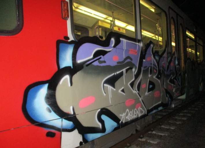 POL-REK: 201127-3: Graffiti-Sprayer flüchteten - Wesseling