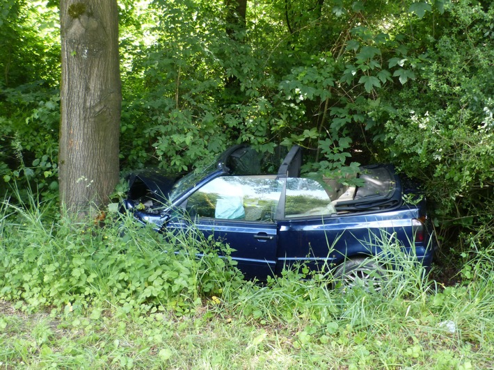 POL-GM: 120619-556:  65-Jähriger bei Kollision mit Baum schwer verletzt