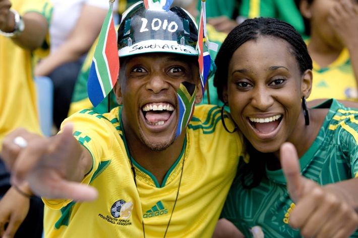 WM-Vorfreude: Authentische Fußball-Fans aus Südafrika bei der picture alliance