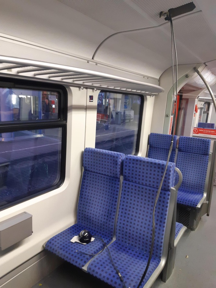 BPOL NRW: Unbekannter beschädigt Kameras in der S-Bahn - Bundespolizei ermittelt