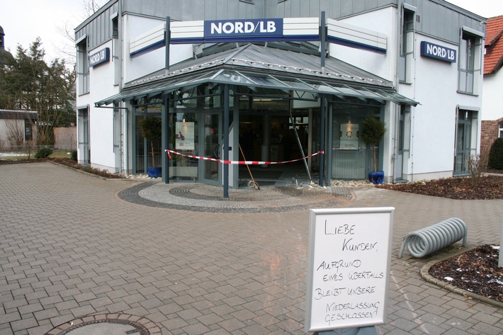 POL-HOL: Filiale der Nord LB in Lauenförde: Geldautomaten mit Radlader gestohlen - Beute im Rahmen der Fahndung sichergestellt / Täter flüchtig -