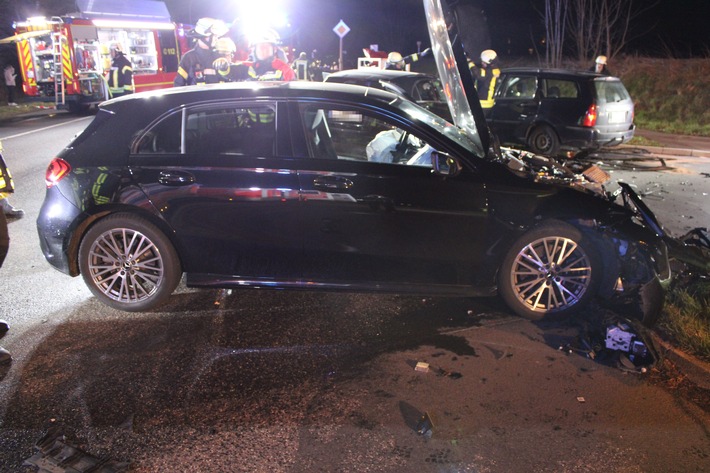 POL-RBK: Leichlingen - Drei Verletzte und hoher Sachschaden bei Verkehrsunfall mit drei beteiligten Fahrzeugen