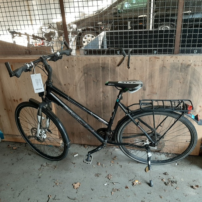 POL-WHV: Jugendliche werfen Fahrrad in die Graft in Jever - Polizei sucht zur Aufklärung die Eigentümerin des Fahrrades (FOTO) und Zeugen