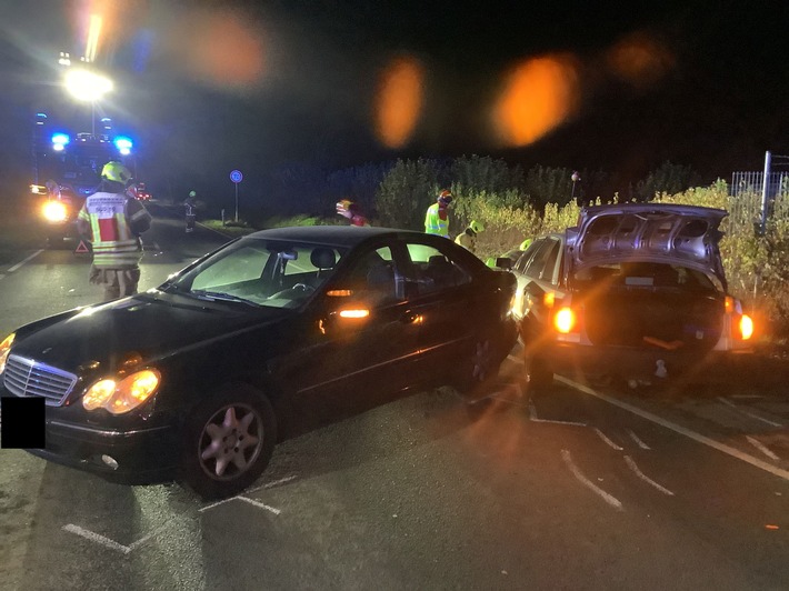 FW Paderborn: Verkehrsunfall in Paderborn-Elsen - Ein Verletzter nach Kollision von zwei PKW