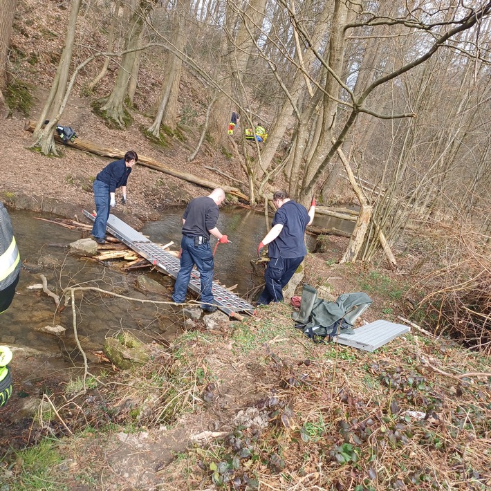FW-EN: Wetter - Feuerwehr errichtet improvisierte Brücke für verletzte Spaziergängerin