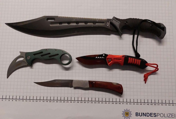BPOL NRW: Aus einem Messer werden vier - Bundespolizei kontrolliert 53-Jährigen