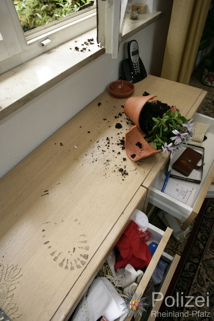 POL-PPTR: Unbekannter bricht in ein Wohnhaus "Im Sabel" ein