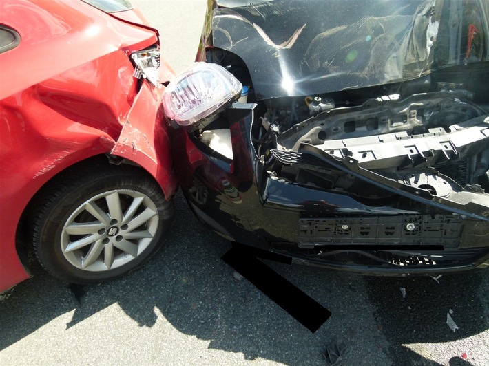 POL-MI: Vier Autos bei Verkehrsunfall beschädigt