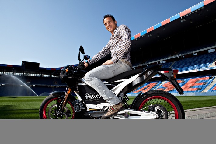 Un gagnant de marque au jeu &quot;m-way&quot;
Le footballeur professionnel Philipp Degen (27 ans) enfourche un deux-roues électrique