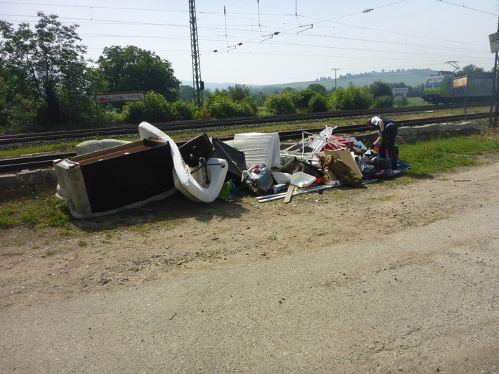 POL-FR: Müllheim- Illegale Müllentsorgung, Zeugen gesucht