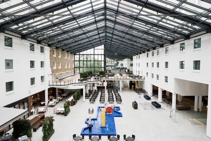 Innenausbau des Estrel Berlin für 7,2 Mio. Euro fertiggestellt / Lobby und Restaurants von Deutschlands größtem Hotel in Rekordzeit umgebaut