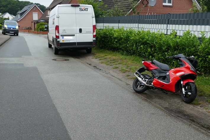 POL-CUX: Verkehrsunfall in Hechthausen - Jugendlicher muss auf seinem Roller entgegenkommendem Transporter ausweichen und wird leicht verletzt (Lichtbild in der Anlage)