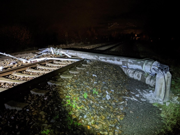 BPOLI MD: Zug kollidiert mit Betonmast: Gefährlicher Eingriff in den Bahnverkehr durch mutmaßliche Buntmetalldiebe