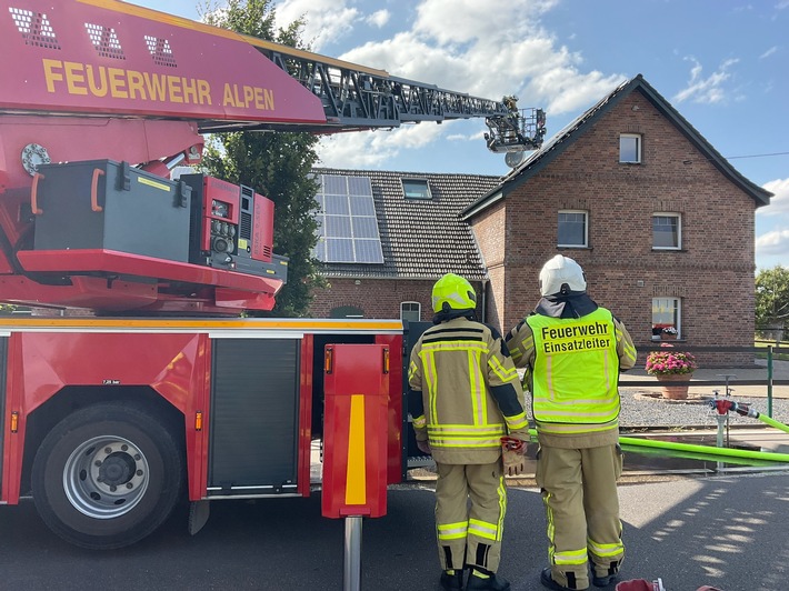 FW Alpen: Photovoltaikanlage in Brand