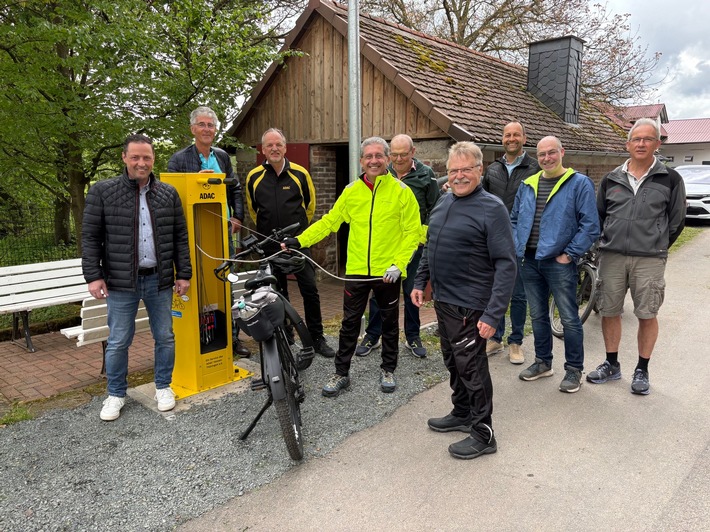 Neuer Service für Radfahrende / ADAC Radservice-Station in Münchhausen eingeweiht
