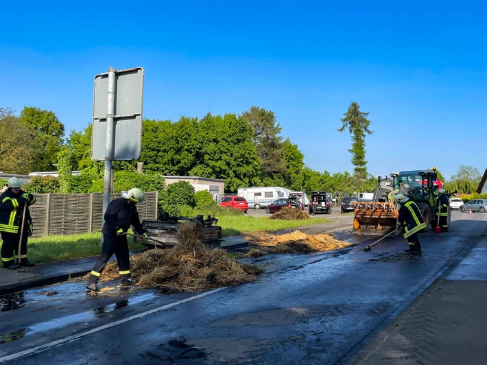 FW Wachtberg: Brennende Strohballen auf PKW-Anhänger in Wachtberg-Arzdorf