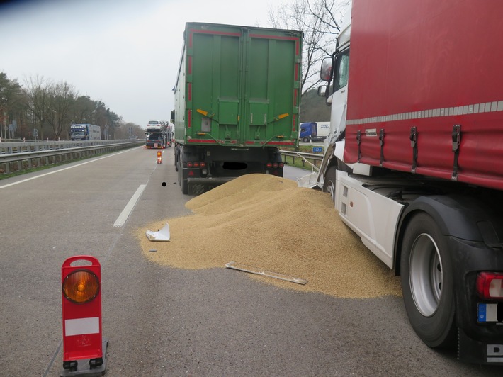 POL-DEL: Autobahnpolizei Ahlhorn: Auffahrunfall auf der A1 im Bereich der Gemeinde Dötlingen +++ Weizen auf der Fahrbahn (Foto)