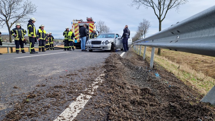 FW VG Westerburg: Junger Fahrer kracht auf Bundesstraße 255 in Leitplanke