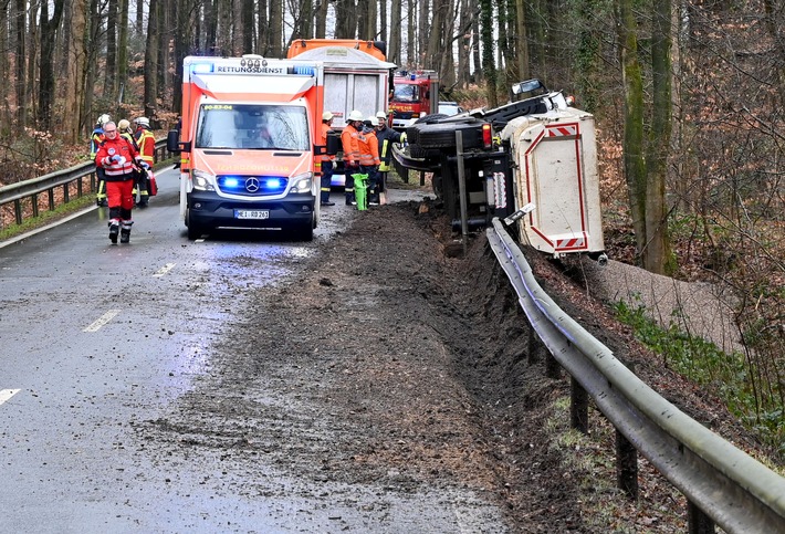 FW-RD: Mit Kieslaster von der Straße abgekommen - Fahrerin leicht verletzt