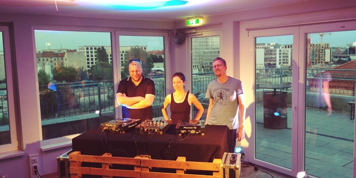Livestream-Finale: DJs noch einmal zu Gast in der  a&amp;o Rooftop-Bar Berlin Hauptbahnhof