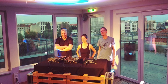 Livestream-Finale: DJs noch einmal zu Gast in der  a&o Rooftop-Bar Berlin Hauptbahnhof