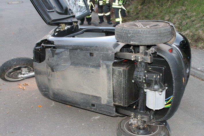 POL-OE: Verkehrsunfall mit Kleinfahrzeug und einer verletzten Person