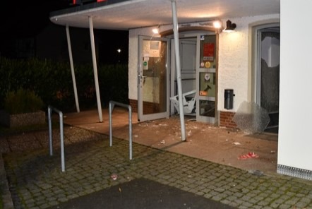 POL-GÖ: (425/2021) Unbekannte sprengen Geldautomaten in Friedland - Täter flüchten mit dunklem PKW, Schadenshöhe noch unbekannt