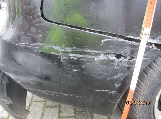 POL-WHV: Angezeigte Verkehrsunfallflucht in Schortens - Polizei sucht zur Aufklärung beschädigte schwarze Fahrzeugteile und Zeugen (Foto)
