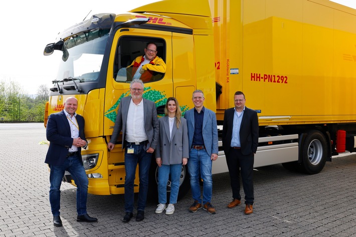 PM: Auf dem Weg zu CO2-freiem Straßengütertransport: DHL Freight nimmt vollelektrische LKW von Mercedes-Benz Trucks in Betrieb / PR: En route to carbon-free road freight transport: DHL Freight introduces fully electric tractor-trailers from Mercedes-