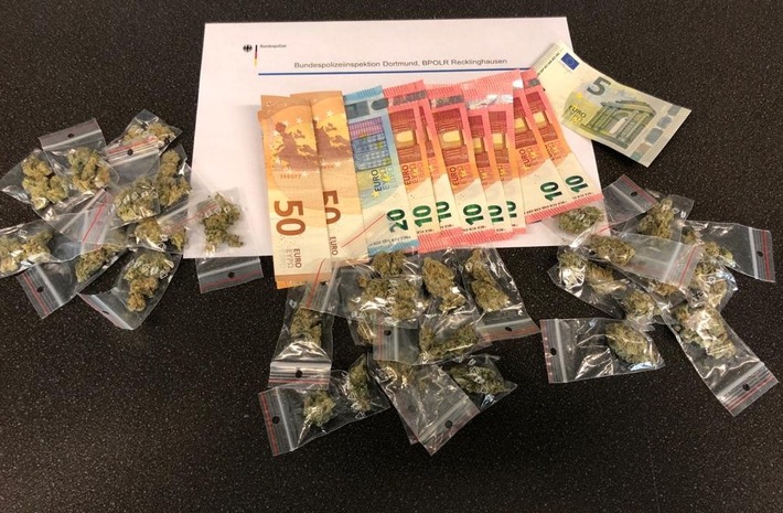 BPOL NRW: Während der Kontrolle durch die Bundespolizei - &quot;Kunde&quot; will trotzdem Drogen kaufen - 30 Verkaufseinheiten Marihuana und Bargeld sichergestellt