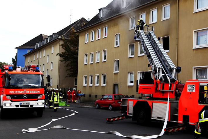 FW-E: Zimmerbrand in Mehrfamilienhaus in Bergeborbeck, zunächst galten zwei Kinder als vermisst