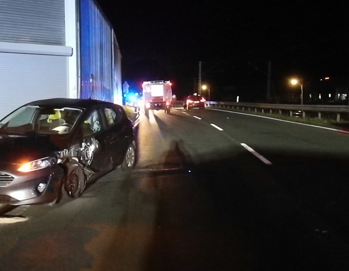 POL-OE: Verkehrsunfall im Begegnungsverkehr