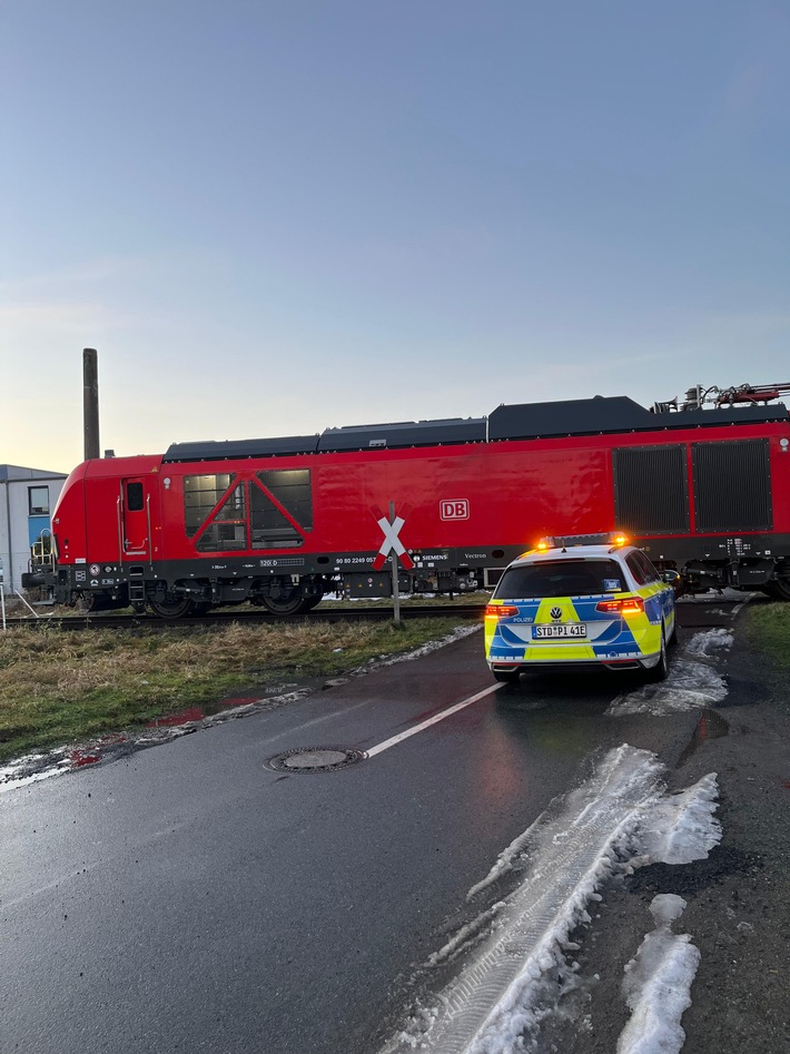 POL-STD: Güterzug übersehen, Firmenfahrzeug in Stade aufgebrochen, Autofahrer unter Drogeneinfluss, Unfallbeteiligter flüchtet ohne Führerschein, Alkohol am Steuer,