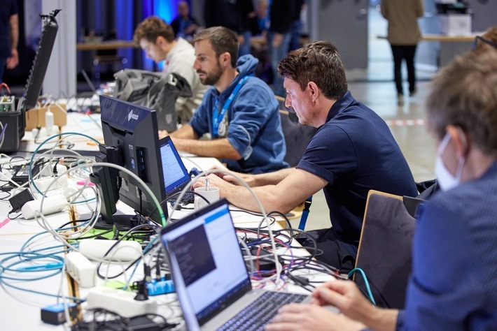 Der Sensor- und Automatisierungsspezialist SICK AG veranstaltet vom 4. bis 6. Oktober 2022 in seiner Sensor Intelligence Academy in Waldkirch einen Hackathon zum Thema industrielle Automatisierung. Die NTT DATA Business Solutions AG, der global führende SAP-Partner und IT-Dienstleister für den Mittelstand, agiert dabei als Sponsor und steuert mehrere Use Cases sowie sechs Coaches aus den Bereichen Innovation & Portfolio Management, Consulting und Global Products bei. / Weiterer Text über ots und www.presseportal.de/nr/24336 / Die Verwendung dieses Bildes ist für redaktionelle Zwecke unter Beachtung ggf. genannter Nutzungsbedingungen honorarfrei. Veröffentlichung bitte mit Bildrechte-Hinweis.