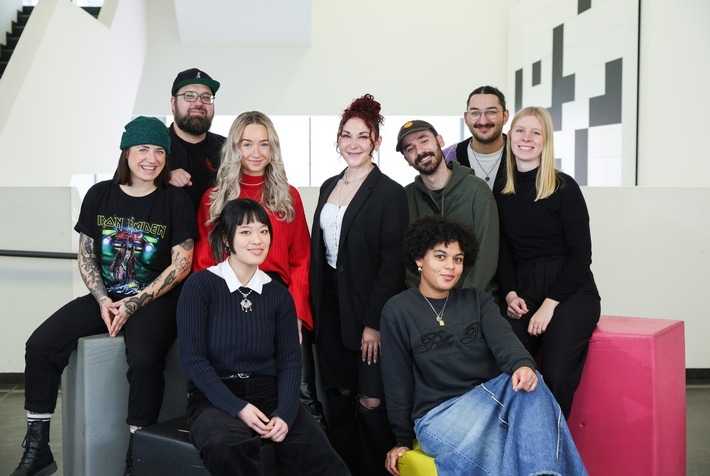 Mitte Januar hat das Team von "Social News Daily" seine Arbeit aufgenommen. Mit dabei unter anderem (v.l.): Lena Marie Haring, Benedikt Wenck, Melissa Körner, Kim Ly Lam, Elli Edich, Tim Kowalewski-Teusch, Daphne Ivana Sagner, Melih Karakus und Rieke Smit. Standort der Redaktion ist der Hamburger Bürger- und Ausbildungskanal TIDE auf dem Kunst- und Mediencampus in Hamburg. (Foto: dpa/Christian Charisius) / Weiterer Text über ots und www.presseportal.de/nr/168022 / Die Verwendung dieses Bildes für redaktionelle Zwecke ist unter Beachtung aller mitgeteilten Nutzungsbedingungen zulässig und dann auch honorarfrei. Veröffentlichung ausschließlich mit Bildrechte-Hinweis.