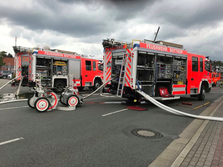 FW-BOT: Brand eines Gewerbebetriebs in Bottrop-Kirchhellen