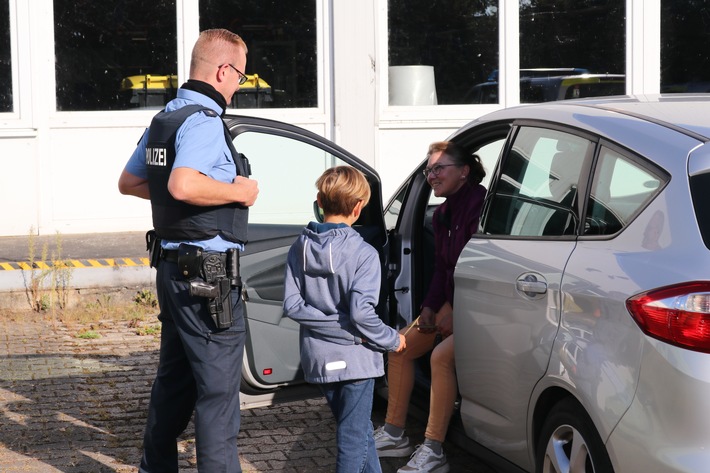POL-KB: Edertal Bergheim - Aktion "Blitz for Kids" - Polizei verteilt mit Grundschülern grüne und gelbe Karten an Autofahrer