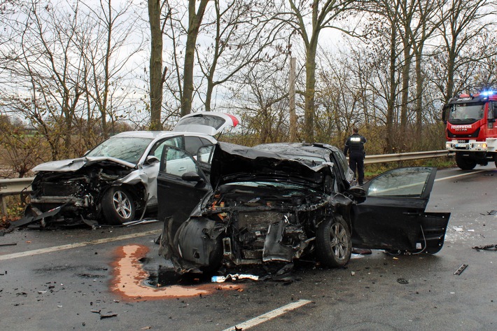 POL-DN: Frontal mit dem Gegenverkehr kollidiert