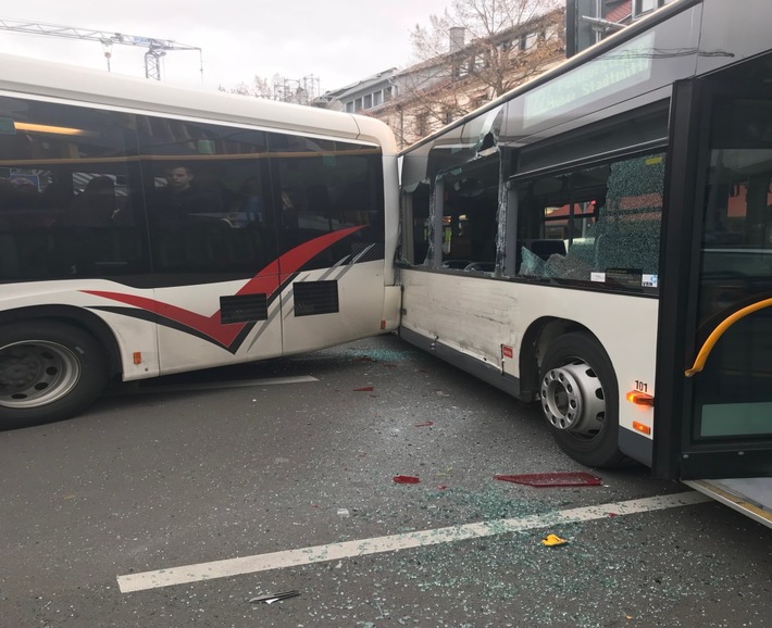 POL-PDPS: Unfall zwischen zwei Bussen